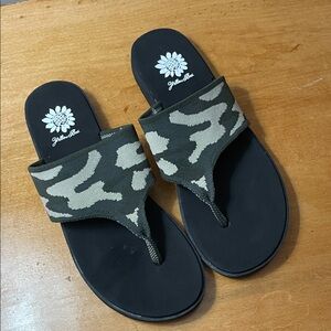 Yellow Box Feronia Black and camouflage Flip Flops. Size 9. New